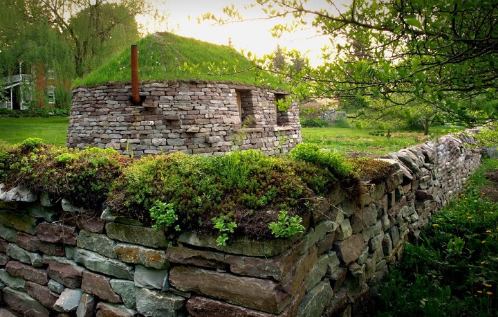 Building stone house walls